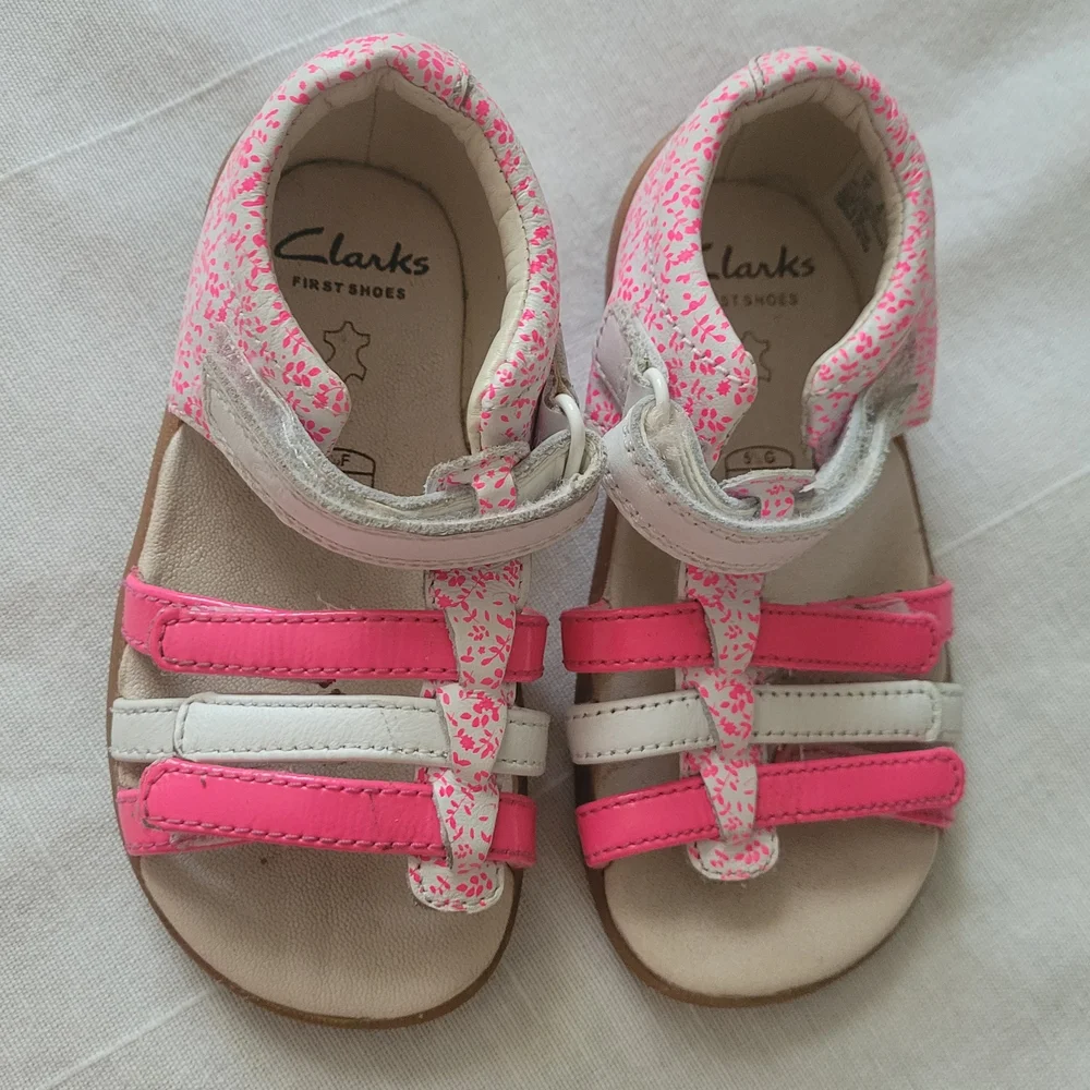 Clarks Kids Sz 5.5 Sandals